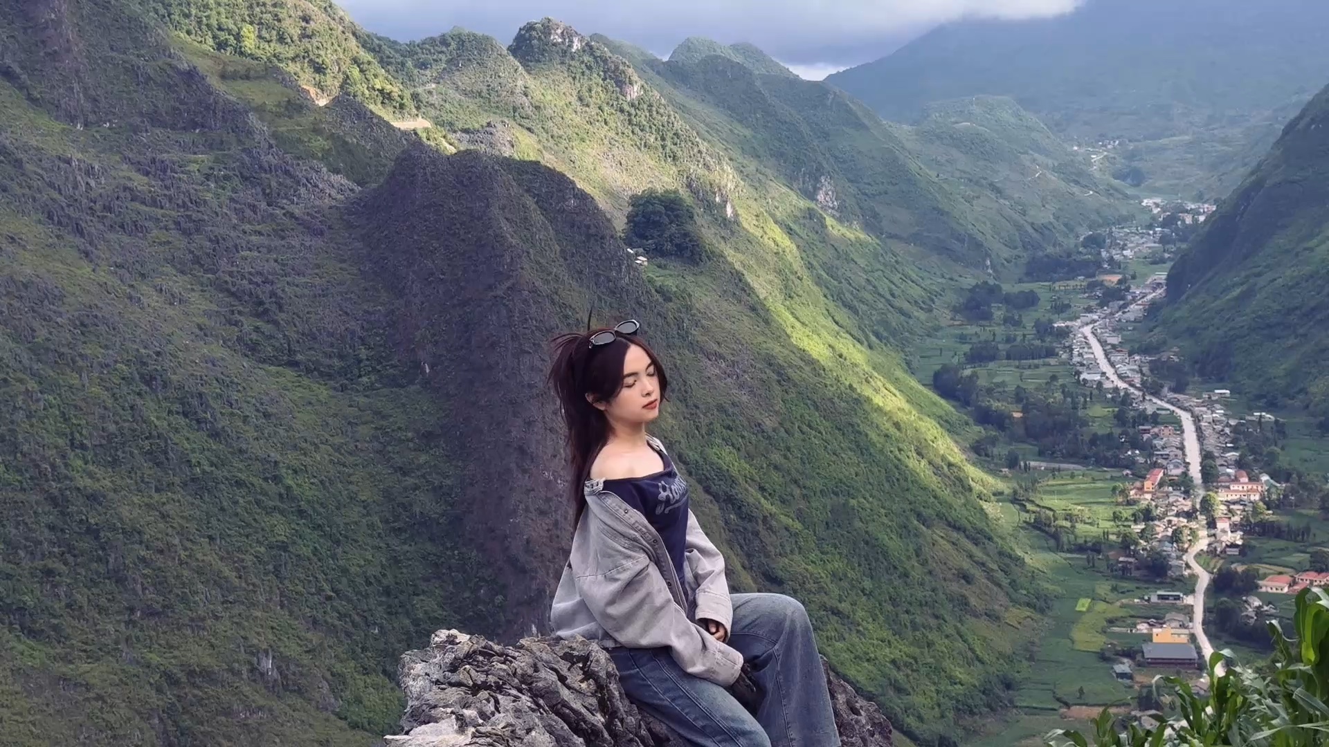 Góc view nhìn xuống thị trấn Mèo Vạc siêu đẹp 🥰